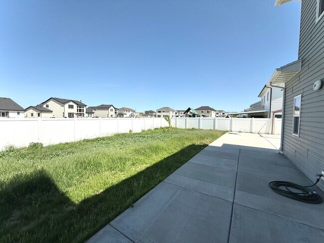 Building Photo - 4 bedroom 2.5 bath Plain City House
