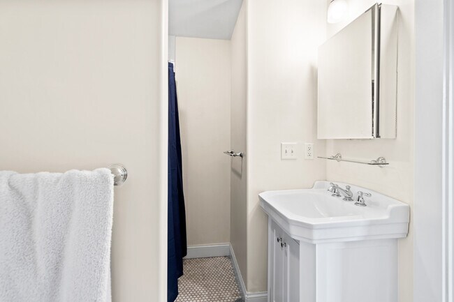 Master bedroom bathroom located off bedroom - 34 Pine St