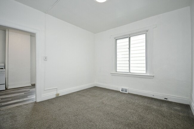 Building Photo - Updated 3 bed/1 bath House with garage!