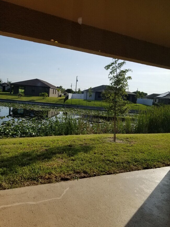 Building Photo - 3 Bedroom 2 Bath 1 Car Garage Waterfront D...
