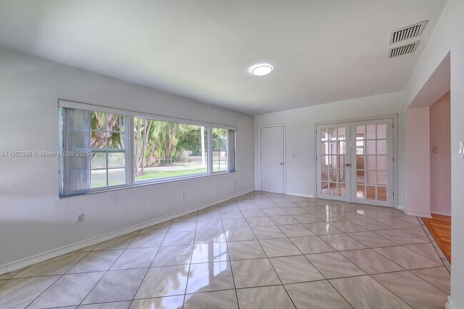 Building Photo - 1520 NE 108th St