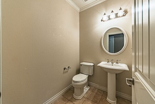 Building Photo - Stunning 5BR Home with Luxury Master Suite & Low-Maintenance Yard!