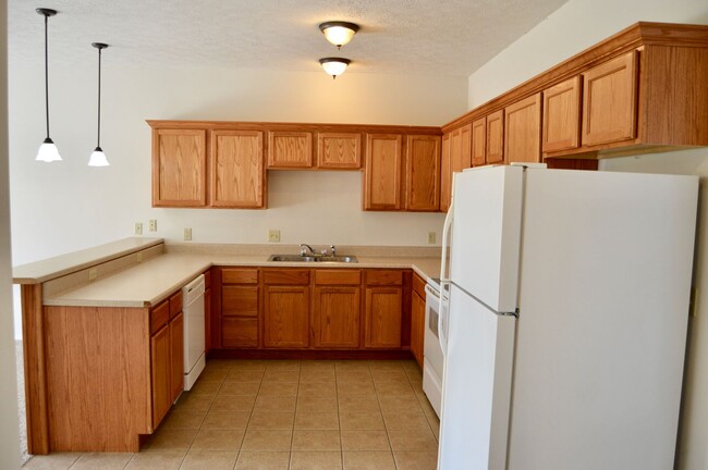 Building Photo - Spacious 3 Bedroom Condo!