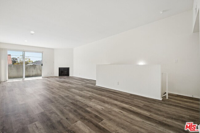 Building Photo - 870 S Crenshaw Blvd
