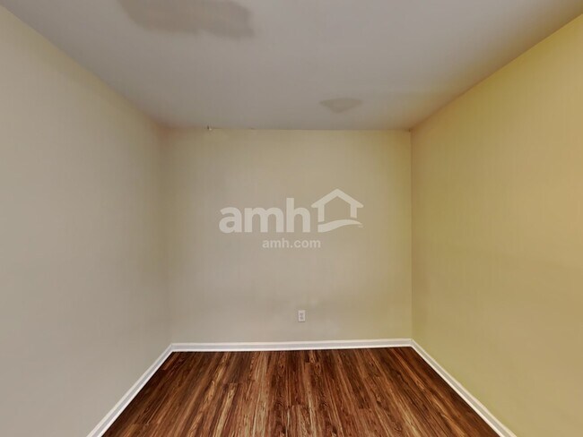 Building Photo - 1905 Ascot Terrace NW