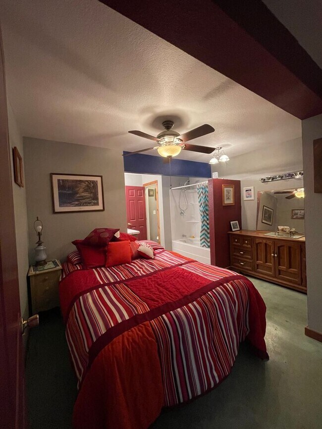Building Photo - NEW ON MARKET // ALL BILLS PAID !