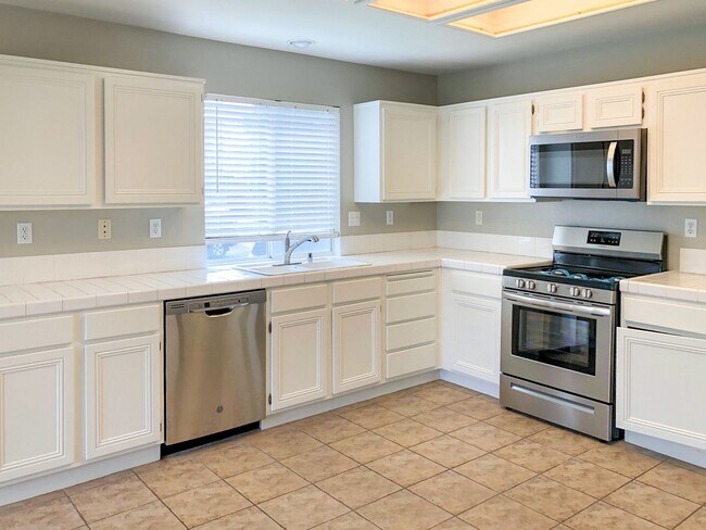 Building Photo - 3 Bedroom Home in the Desirable Paloma Del...