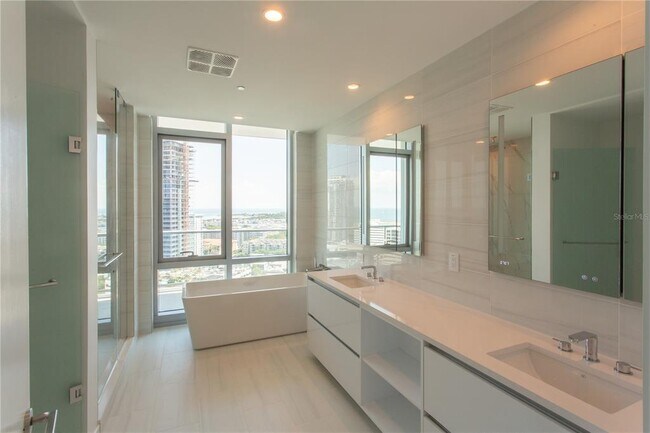 Building Photo - 400 Central Ave