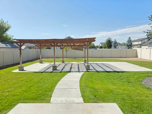 Building Photo - Bonelli Ave