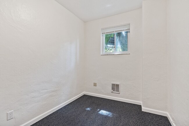 Building Photo - CHARMING & FULLY UPDATED 2 BED/1 BATH HOME IN HEART OF BEECHVIEW