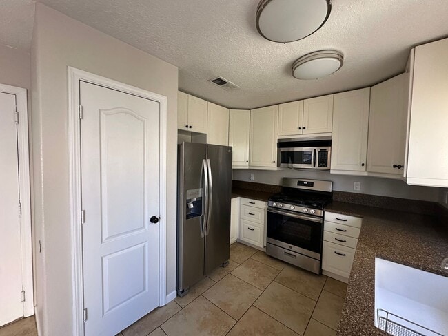 Building Photo - 3 bedroom 2.5 Bath Home in gated NE heights