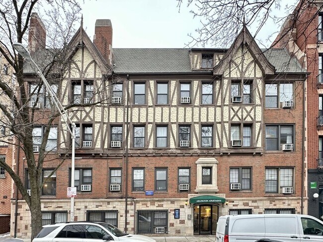 Building Photo - 562 W Arlington Pl