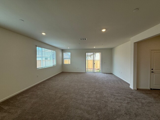 Building Photo - Brand NEW single story home in Hughson!