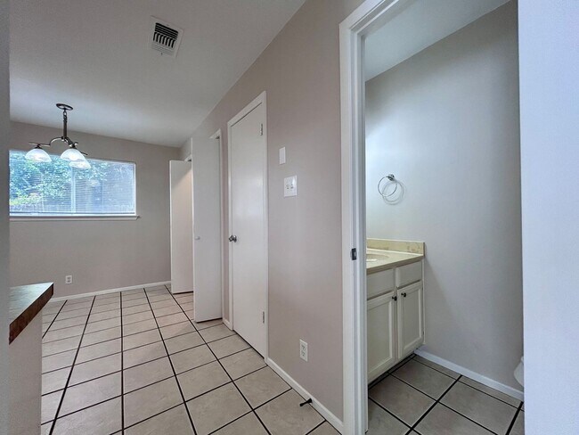 Building Photo - 1707 Waterloo Tr