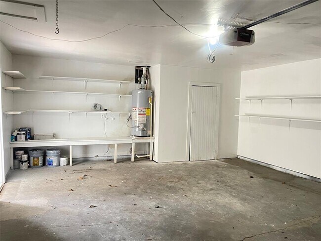 Building Photo - 9602 Val Verde St