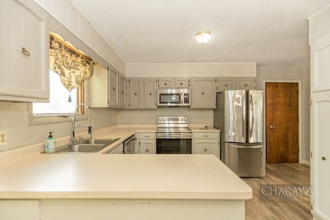 Building Photo - Duplex-Upper Unit in Aurora Subdivision