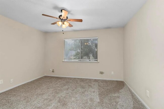 Building Photo - 2 Bedroom, 1.5 Bath Townhome – Modern Comfort in a Great Location!