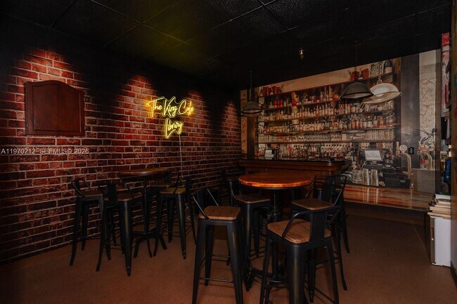 Building Photo - 900 Bay Dr