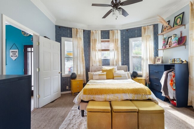 Building Photo - Stylishly Updated 3/2 w/ Large Deck in Grant Park!