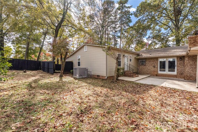 Building Photo - 203 Ewing Dr