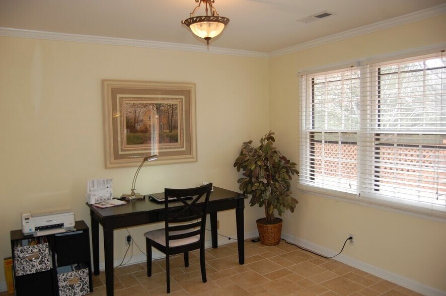 Building Photo - 1400 Kinnard Dr