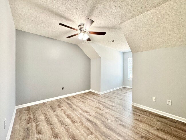 Building Photo - 1 Cambridge Oak Cir