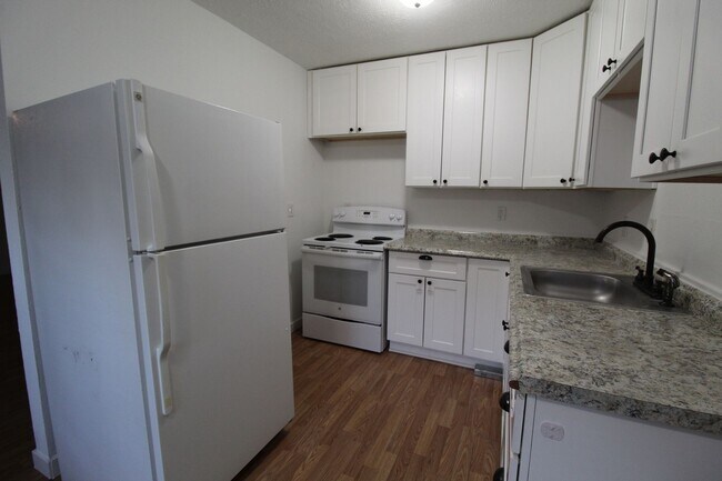 Building Photo - 623 E Sanson Ave