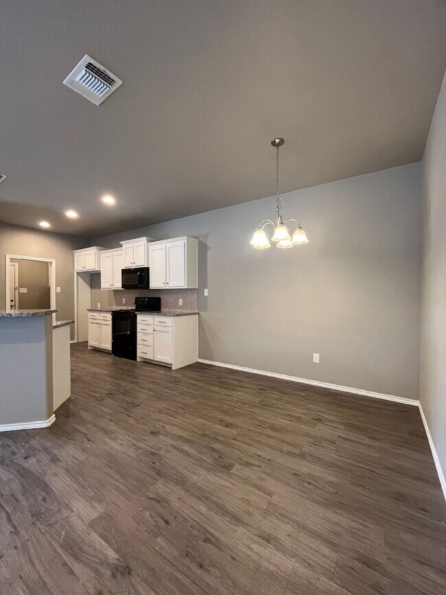 Building Photo - Spacious Duplex-3/2/2 Near Preston Manor!