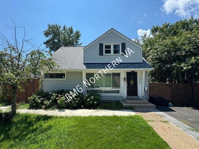 Building Photo - 1909 Rollins Dr