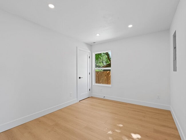 Building Photo - Light-Filled, Fully Remodeled 2?Bed / 1?Ba...
