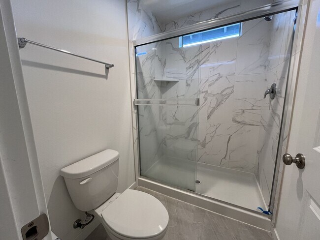 Building Photo - Gorgeous 3BR Home with Open Main Level & Large Primary Suite