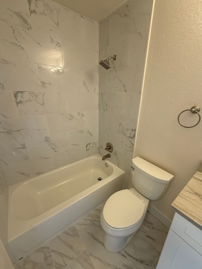 Building Photo - Available NOW! Updated 1 Bedroom 1 Bath Condo for Rent in Jefferson Park