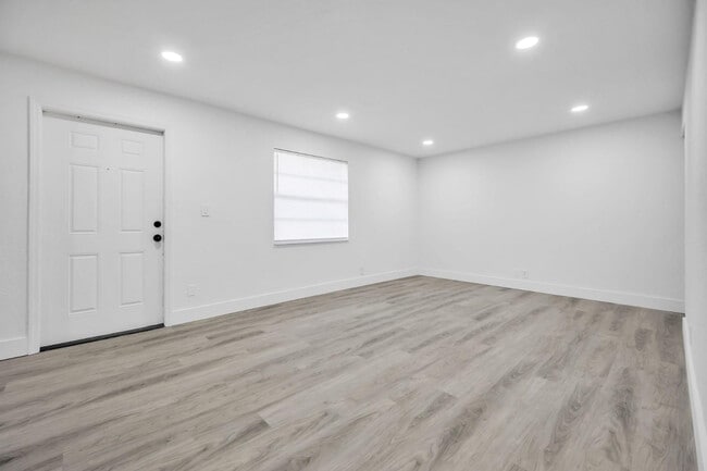 Building Photo - 1015 NE 17th Ave