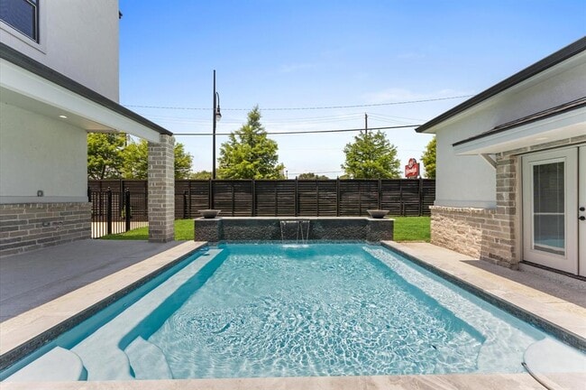 Building Photo - 10070 Cedardale Dr