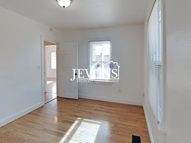 Building Photo - 921 S 21st Ave