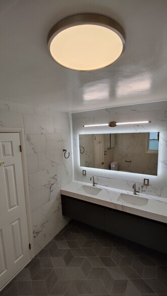 Building Photo - 2527 Richmond Rd