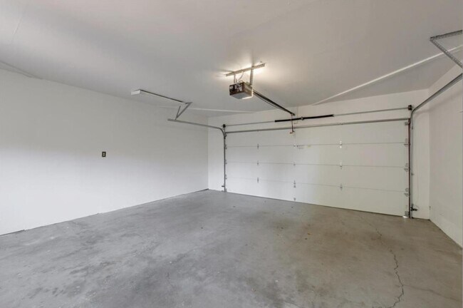 Building Photo - 6558 Crown Blvd