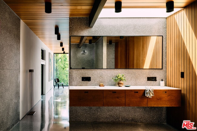 Building Photo - 5637 Busch Dr