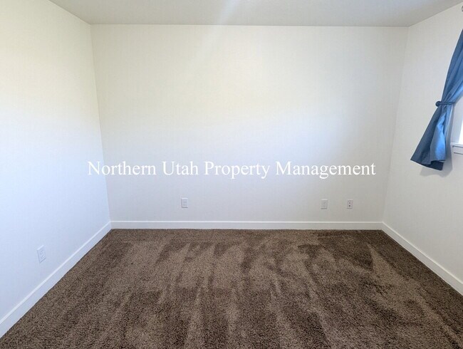 Building Photo - 2 Bed, 1 Bath Lower Unit