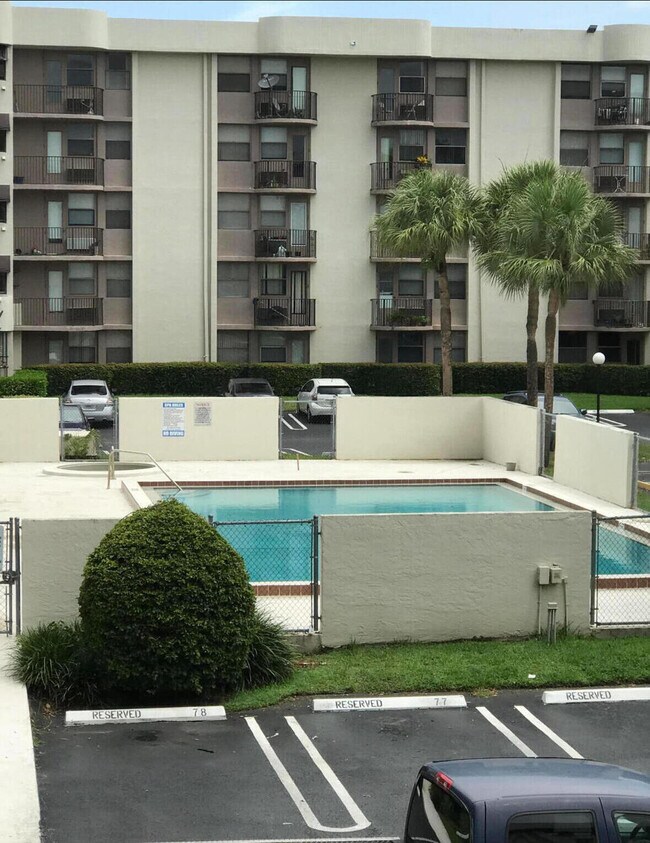 Building Photo - 2701 Riverside Dr