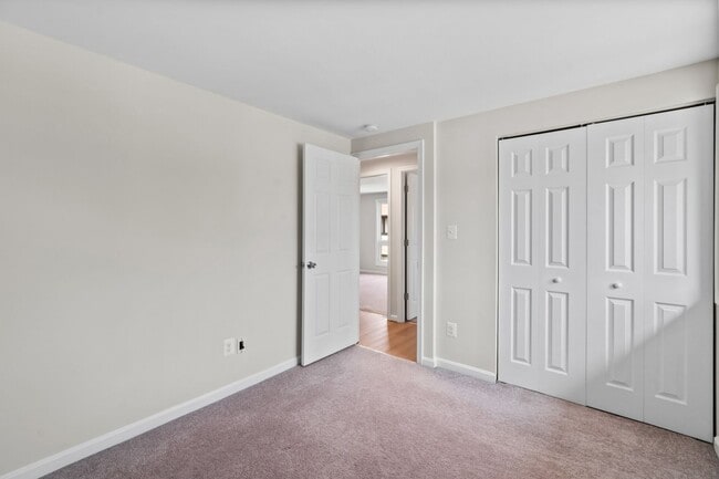 Building Photo - Condo in Woodside Square. 3Br / 1Ba Renovated. Garage.