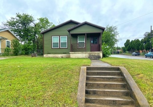 Building Photo - Cute 2 bed/1 bath House Steps Away from Park