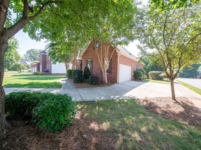 Building Photo - Move in ready Cotswold dream home.
