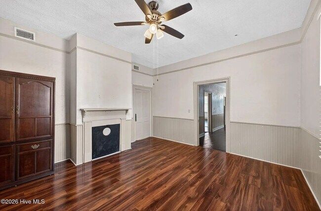 Building Photo - Ideal for Medical Professionals & Students – Spacious 5BR Near Downtown