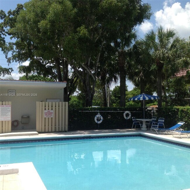 Building Photo - 16246 Laurel Dr