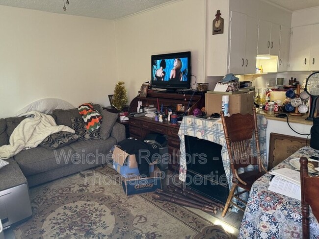 Building Photo - 400 School St