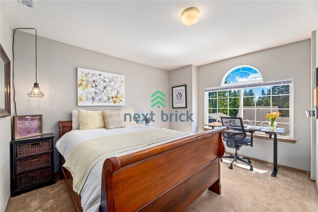 Building Photo - 4 BED & 2.5 SINGLE FAMILY HOUSE FOR RENT