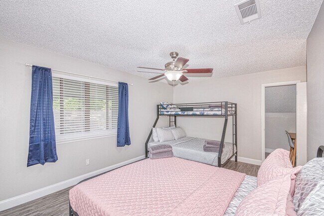 Building Photo - Large 3 bed 2 bath home with fenced backyard