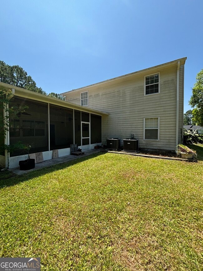 Building Photo - 303 Foxwood Dr