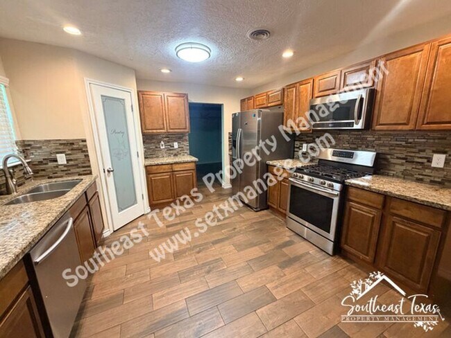 Building Photo - 6033 Reba Dr